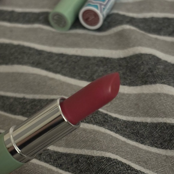 NIB clinique bundle ! 4 lipsticks and 1 “chubby stick” lip and cheek color ! - Picture 9 of 11